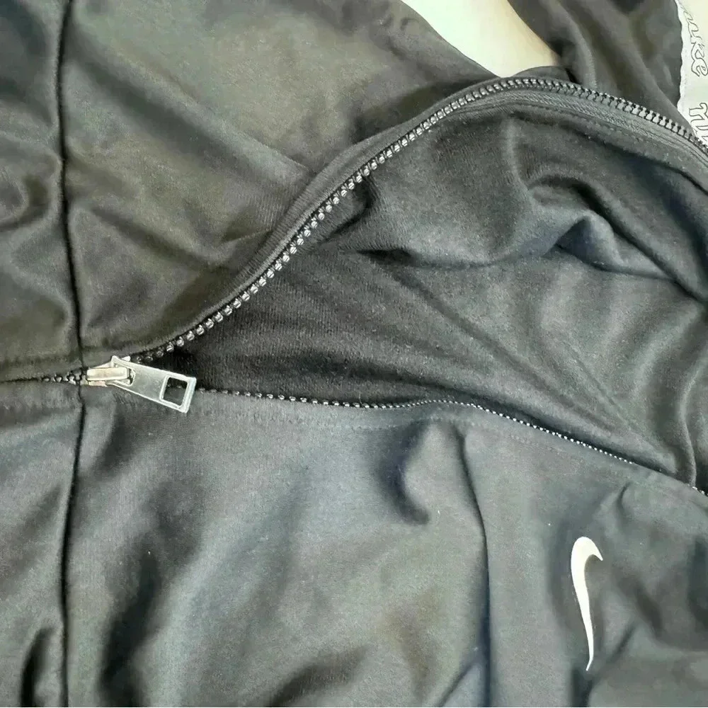 Nike Zip Up Jacket Girls Black and pink Swoosh Ruffle Hem Size 6 (5-6 Yrs)
